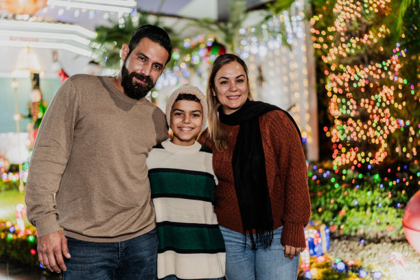 一家人在户外一起庆祝圣诞节的照片图片下载