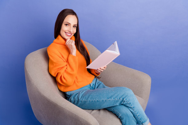 照片知识分子女士坐在扶手椅触摸下巴翻页阅读计划控制支付帐单孤立的紫色背景图片下载