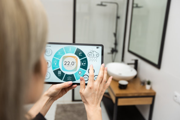 在平板电脑上使用智能家居应用程序对双手进行数字合成图片下载