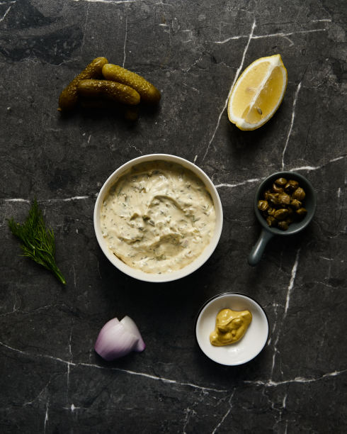 经典的鞑靼酱与它的成分在黑暗的石头或大理石背景。蛋黄酱加莳萝和柠檬腌黄瓜。俯视图食物照片。Flatlay图片下载