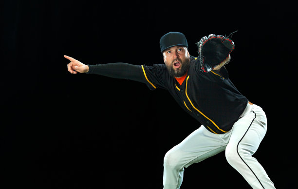 黑色背景上的棒球运动员。游戏的一天。下载高解析度照片，在体育博彩中宣传棒球比赛。图片下载