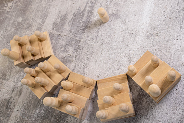 一个男人站在讲台上向听众广播他的思想和观点。这个人下达命令。图片下载