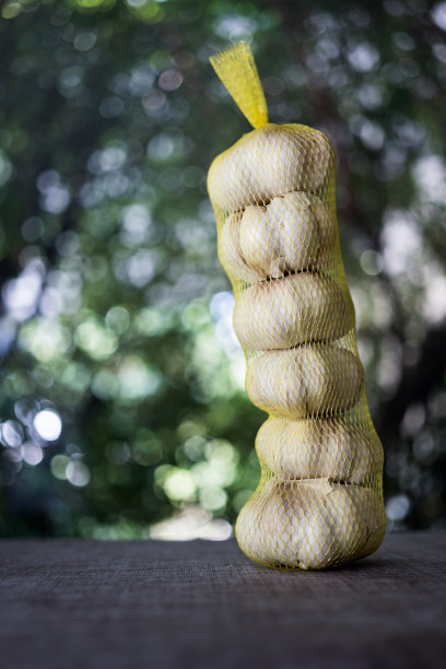 新鲜的泰国大蒜，装在网袋中批发图片下载
