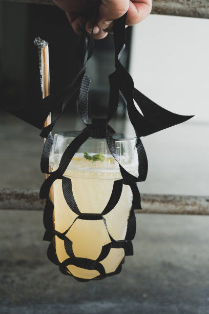 冰柠檬蜂蜜，柠檬汁和蜂蜜在一个塑料杯图片下载