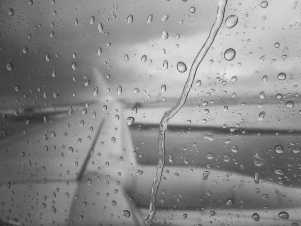 从飞机机舱看窗外下雨时窗外水滴抽象图案红外黑白色图片下载