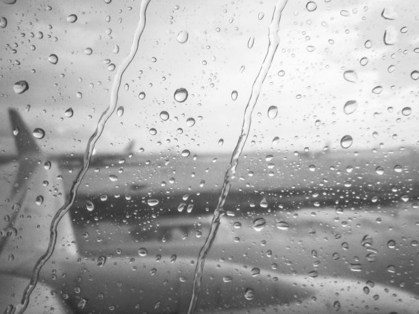 从飞机机舱看窗外下雨时窗外水滴抽象图案红外黑白色图片下载