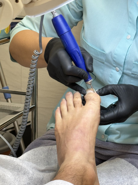 美容师为男性客户做五金足疗垂直照片图片下载