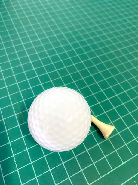 绿色背景上的高尔夫球。图片下载