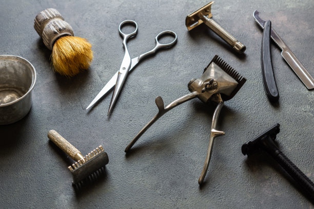 采购产品复古理发师用品，头发和胡须配件的男人，旧剃须机，剪刀，旧剃刀，理发师怀旧海报图片下载