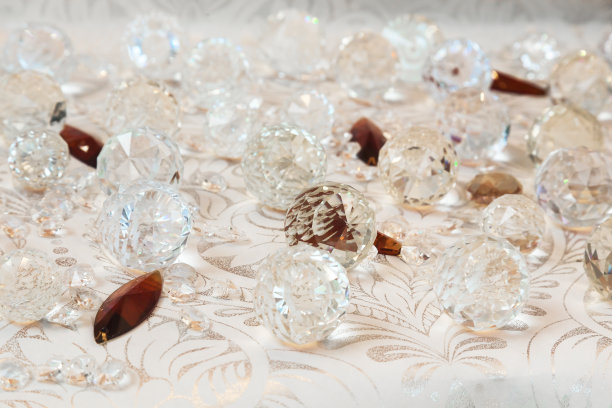 水晶切面球，在白色桌布与图案。图片下载