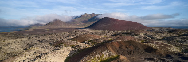 熔岩场和山脉延伸到地平线的景色。俯视图，无人机拍摄的照片。Helgafellssveit,冰岛。图片下载