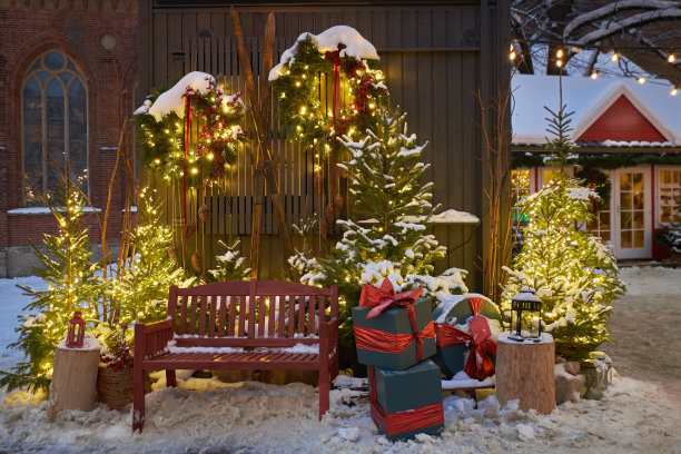 圣诞装饰品——长凳、圣诞树、礼品盒、花环和彩灯。里加老城圆顶广场上的圣诞装饰。里加,拉脱维亚。雪天新年的照片位置。图片下载