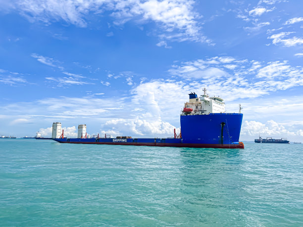 货船停泊在新加坡海峡图片下载