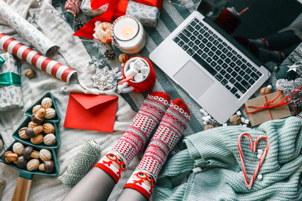 新年气氛中孤立屏幕的笔记本电脑。图片下载