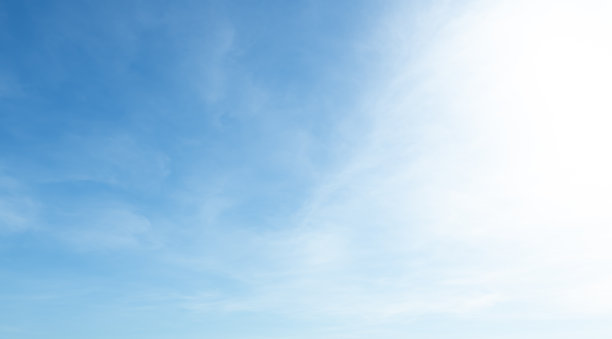 云蓝色的天空背景，光明亮的美丽晴朗的夏天自然空气天，多云白光地平线春天季节背景照片查看壁纸，阳光图案空间云景。图片下载