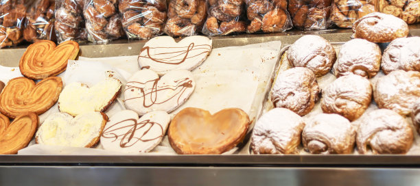 甜棕榈树和糕点店柜台上的蛋糕图片下载