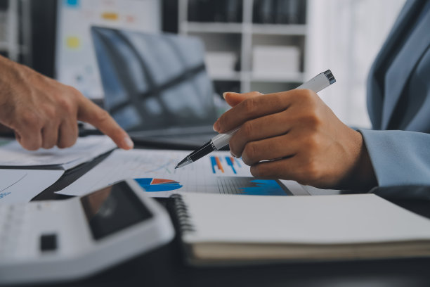 财务业务团队出席。商人手里拿的文件有金融统计、股票照片、讨论、分析报告数据的图表。财务概念图片下载