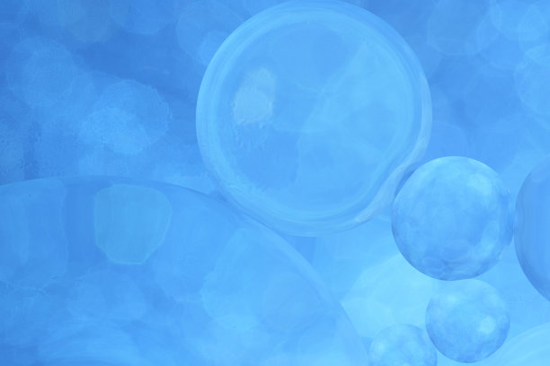 微距照片与圆形油滴水面。抽象的蓝色背景与油泡沫。图片下载