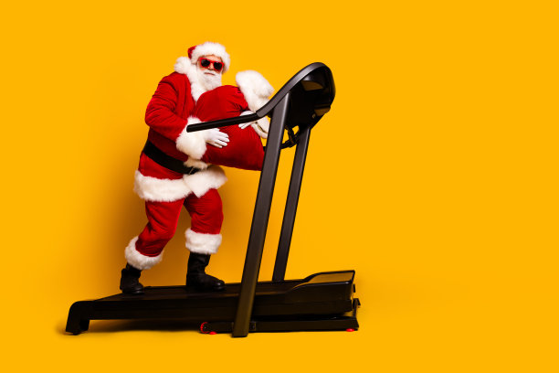 疯狂快乐快乐退休男子跑步的全长照片携带红色的袋子空的空间横幅孤立的黄色背景图片下载