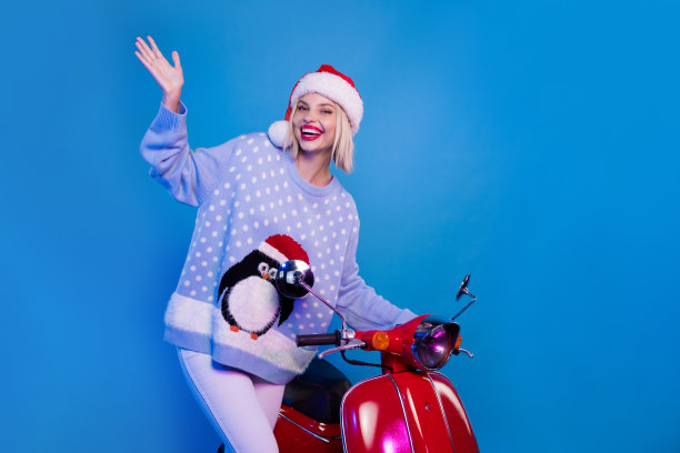 照片中开朗可爱的女孩穿着时髦的装饰衣服，在蓝色霓虹灯的背景下，呈现出空旷的空间新意图片下载