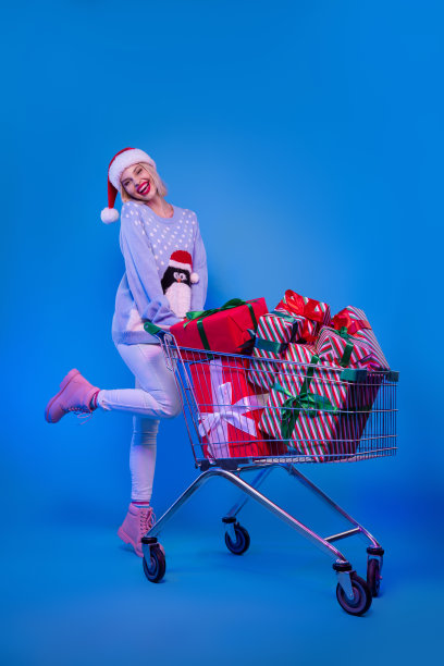 垂直全长照片可爱的积极的女孩穿企鹅印花衣服步行商店中心孤立的蓝色背景图片下载