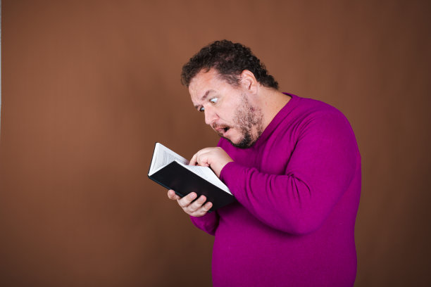 一个有趣的胖子梦想着去度假，并在网上预订了旅行。图片下载