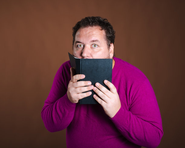 一个有趣的胖子梦想着去度假，并在网上预订了旅行。图片下载