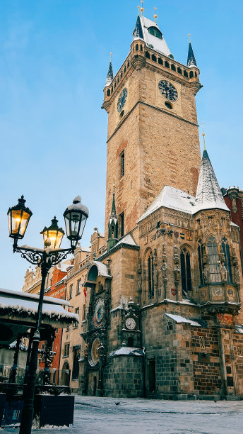 清晨，布拉格白雪覆盖的圣诞集市广场图片下载