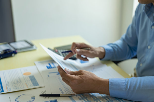 会计拿着文件准备业绩分析报告高管在工作中使用在线计算机软件创建文件分析财务数据。特写照片图片下载