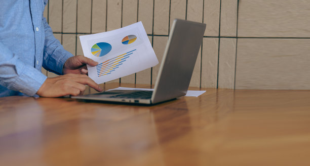 会计拿着文件准备业绩分析报告高管在工作中使用在线计算机软件创建文件分析财务数据。特写照片图片下载