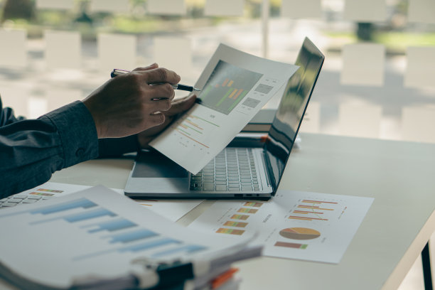 会计拿着文件准备业绩分析报告高管在工作中使用在线计算机软件创建文件分析财务数据。特写照片图片下载