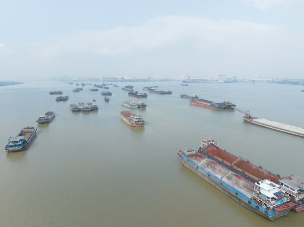 运输船停泊在河中图片下载