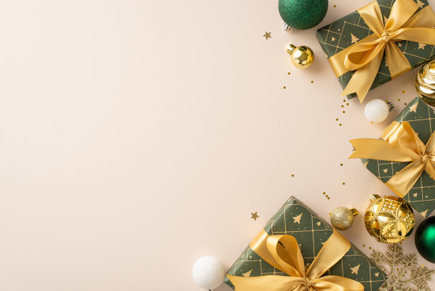 奢华的新年场景散发着灵感。头顶上的照片捕捉到了用丝带包裹着的礼物，华丽的小装饰品，雪花装饰，浅米色表面上的金色亮片，留下了祝愿或广告的空间图片下载
