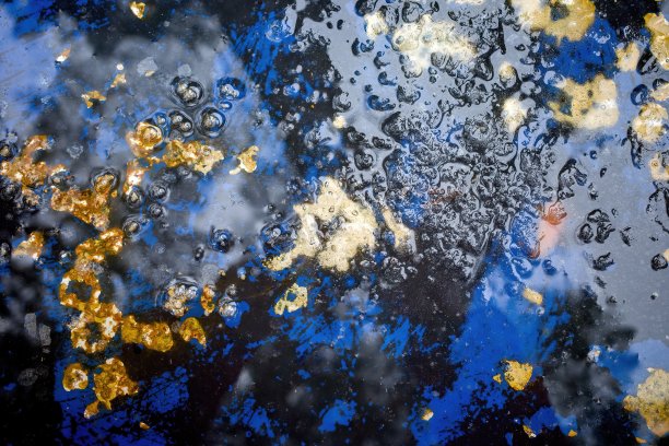 桶盖上结冰的水的抽象照片。图片下载