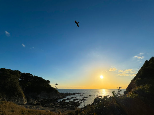 自然风光的图片-海，山，天空，蓝天，云，河流，森林，树木，波浪图片下载