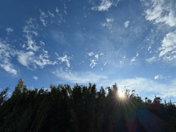 自然风光的图片-海，山，天空，蓝天，云，河流，森林，树木，波浪图片下载