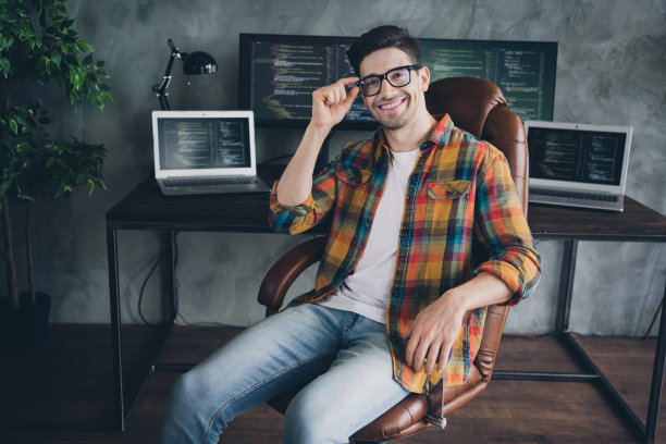 成功的照片智能硬件专家坐椅子手触摸眼镜操作服务器pc上网本显示办公桌办公室室内图片下载