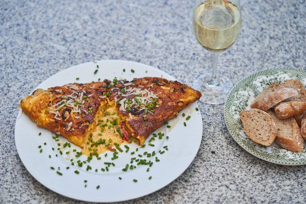 近景图片上的简单的法式煎蛋与奶酪。图片下载