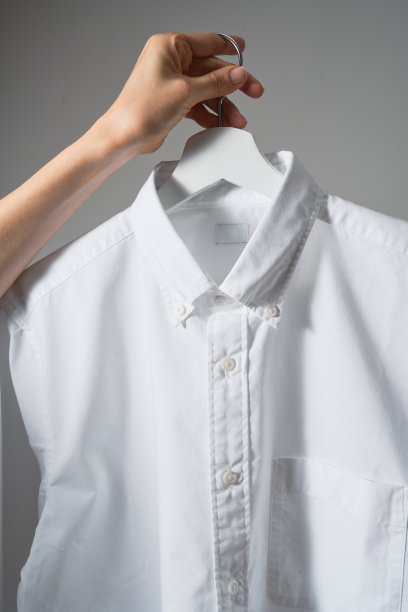 白色扣衬衫制服的模拟图片下载