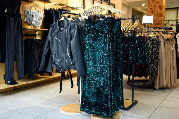 黑色迷人的亮片晚礼服适合晚餐约会或与朋友聚会。时尚的概念。没有人。希腊希俄斯的一家服装店图片下载