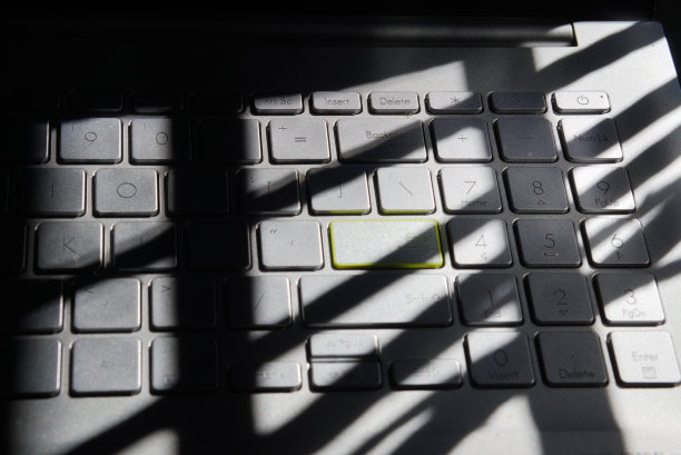 笔记本电脑键盘的模糊图片放在窗户附近图片下载