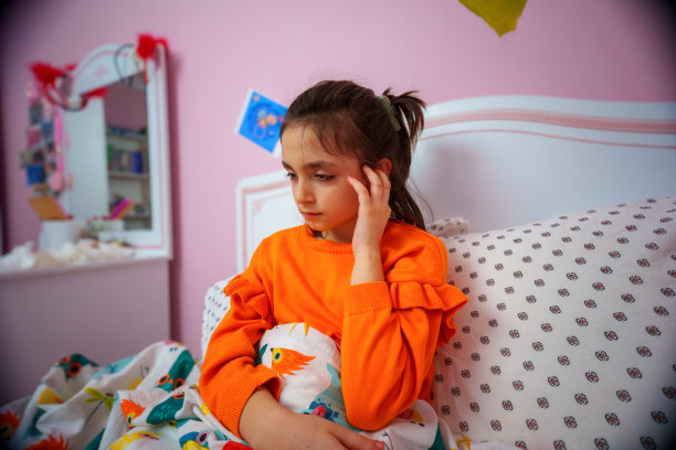 小女孩耳朵疼图片下载