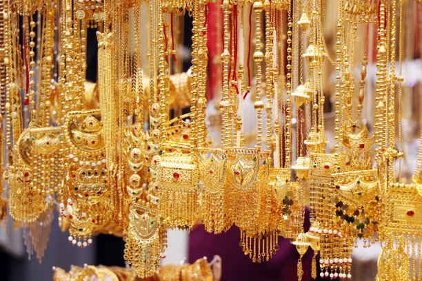 迪拜商店展示的金色钻石珠宝图片下载