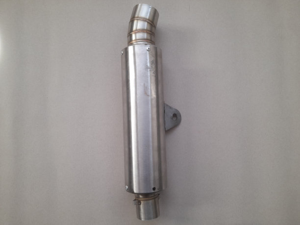 比赛摩托车排气的顶视图是由灰色背景的不锈钢制成的图片下载