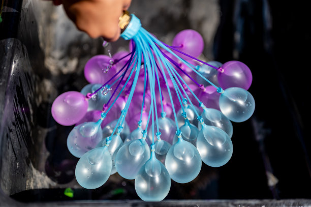 快速填充自封水球，用软管充气。图片下载