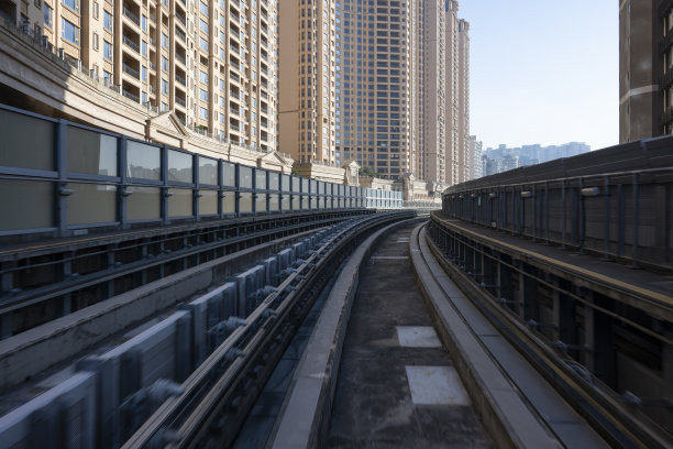 图为现代城市高铁在居民区行驶的轨道图片下载