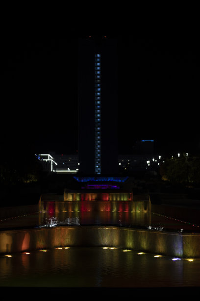 夜晚的彩色喷泉。水面上的照明。LED灯在水下发光。图片下载