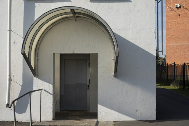 大楼的入口。技术进口。建筑上的天篷。交通设施。图片下载