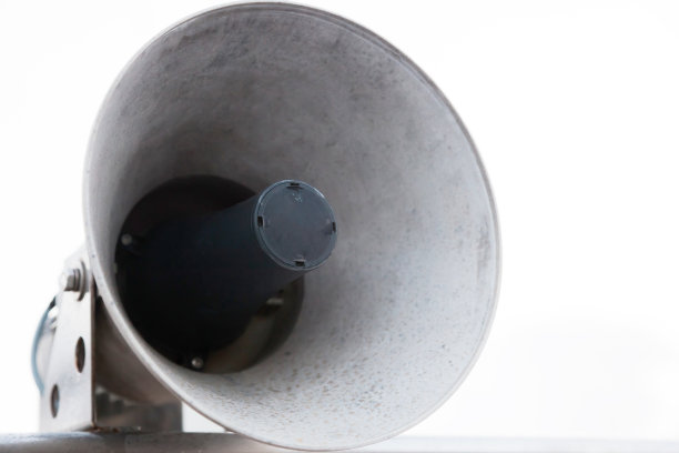 扩音器安装在海上船只的桅杆上。图片下载