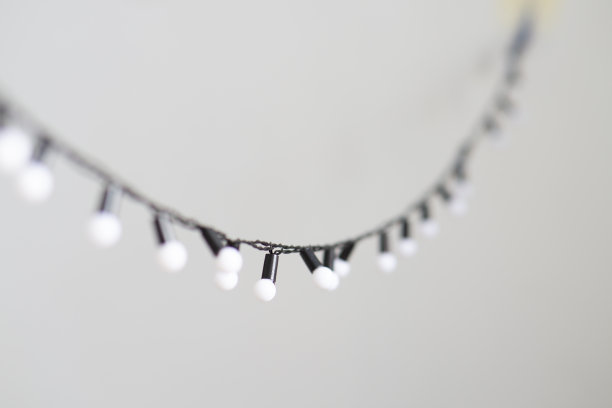 悬挂灯泡串灯在灰色背景图片下载